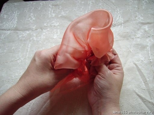 Розы из остатков органзы и атласа Розы из остатков органзы и атласа