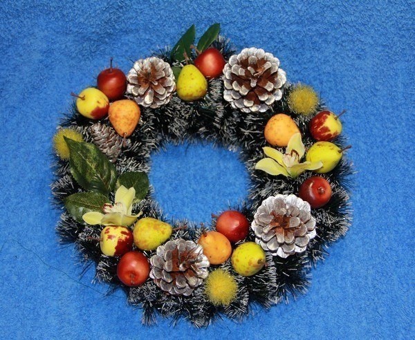 Венок на основе из газеты