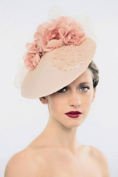 Элегантные необычные розовые шляпки: идеи изысканного образа