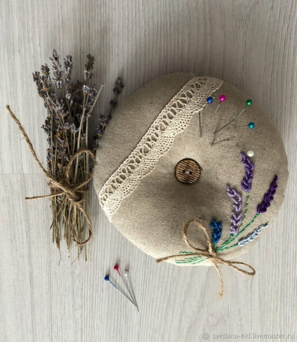 Игольница с вышивкой и запахом лаванды