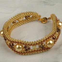 Чудесный браслет из бисера