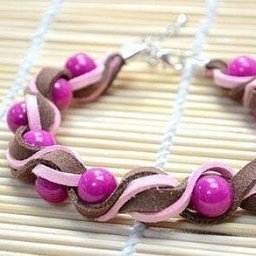 Оригинальный браслет из замши и бусин