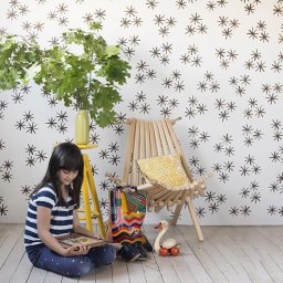 Роспись стен с помощью трафарета