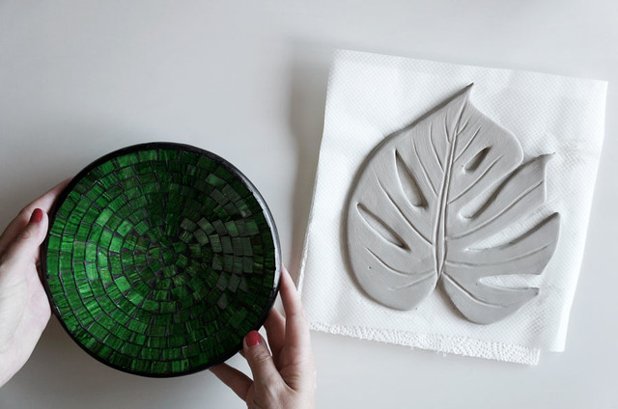 Тарелка из полимерной глины в форме листа монстеры