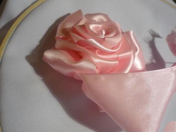 ​Вышиваем розы лентами: мастер-класс