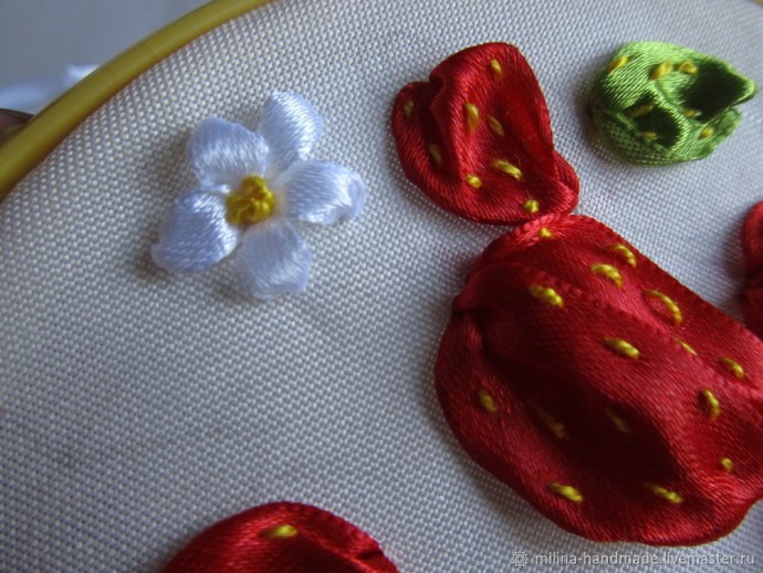 Вышивка клубники атласными лентами Вышивка клубники атласными лентами