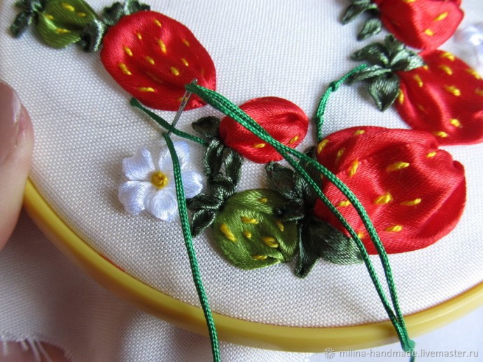 Вышивка клубники атласными лентами Вышивка клубники атласными лентами