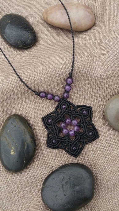 Украшение в технике макраме