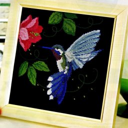 ​Вышиваем крестиком порхающую колибри