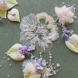 Объемная вышивка декоративными элементами