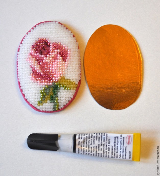 Маленькая брошь с вышивкой