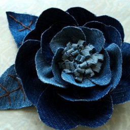 Розочка из старых джинсов: цветение старины