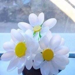 Симпатичные цветочки из пластиковых ложек