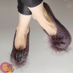 Вязаные тапочки с помпоном