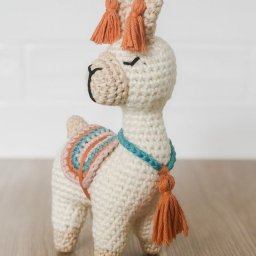 ​Интерьерная игрушка в виде ламы