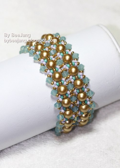 ​Браслет с крупными золотыми бусинами