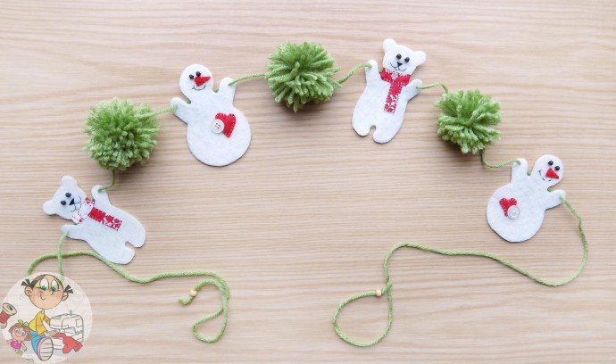 Новогодняя гирлянда с помпонами