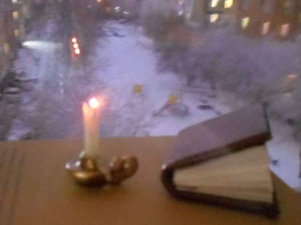 Миниатюрная свеча с подсвечником