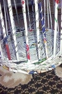 Напольная ваза из газетных трубочек