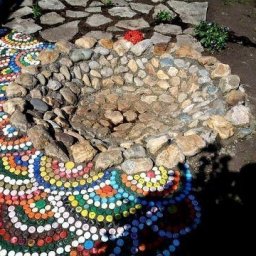 Садовая дорожка из крышек от пластиковых бутылок