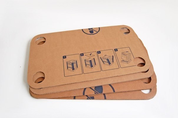 Столик из картонной коробки и втулок от бумажных полотенец