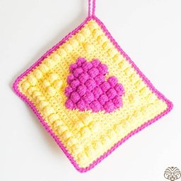​Вязанная прихватка с сердечком