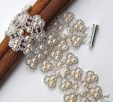 Нарядный браслет из бисера и жемчуга