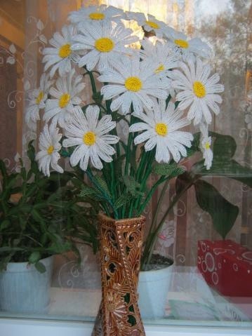 Ромашка из бисера