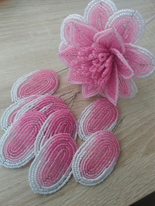 Большой цветок из бисера