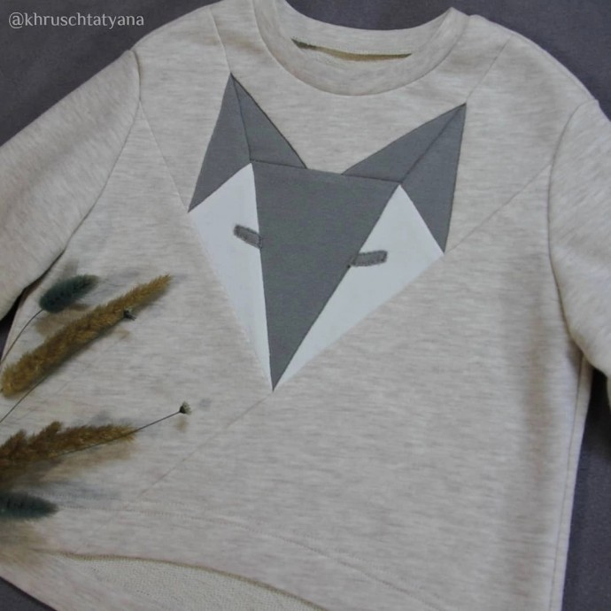 Свитшот с енотом в технике пэчворк