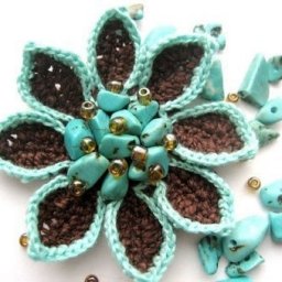 Вязаная брошка-цветок