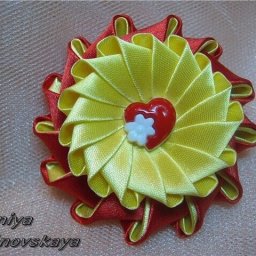 Яркий цветок из лент