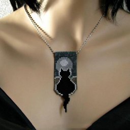 Кулон из бисера "Силуэт кошки на фоне луны"