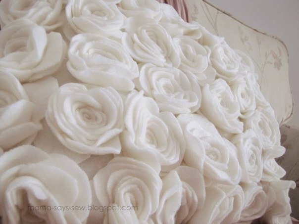 Нежная подушка с флисовыми розами