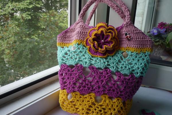 Разные варианты чудесных вязаных сумочек