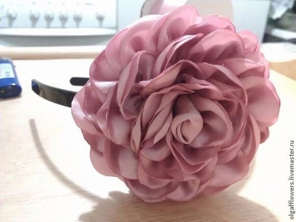 Роза из атласа