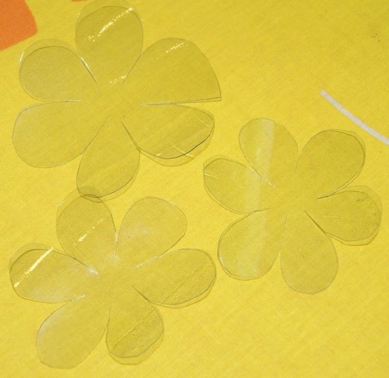 Вешалка с цветами из пластиковых бутылок