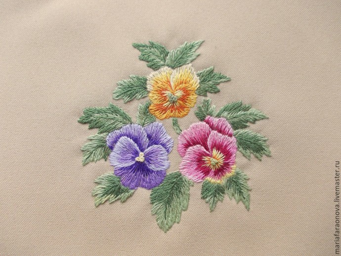 Вышиваем гладью анютины глазки