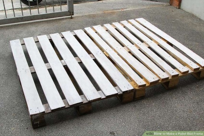 Бюджетная кровать из деревянных поддонов на колёсиках