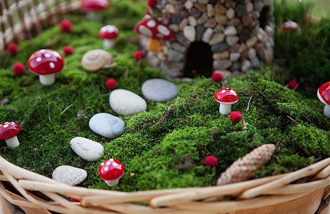 Декоративный домик из цветочного горшка