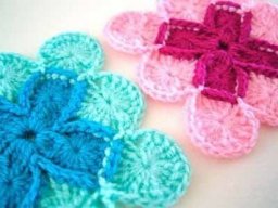 Красивый плед из квадратных мотивов из остатков пряжи