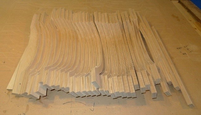 Интересная самодельная столешница с мойкой сплошным массивом из фанеры