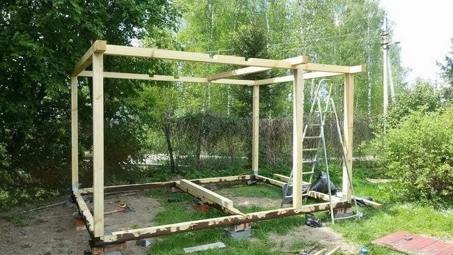 Строительство красивой беседки с двускатной крышей из шифера своими руками