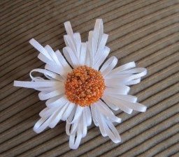 Ромашка из тонких ленточек на расческе: мастер-класс