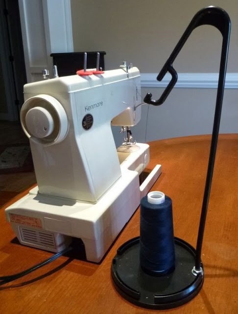 Как расположить большую катушку ниток для использования на швейной машинке