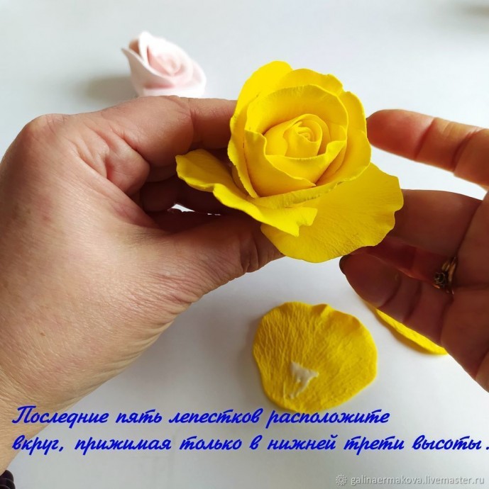 Роза из зефирной полимерной глины