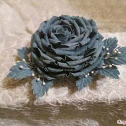 Прекрасная роза из джинсовой ткани