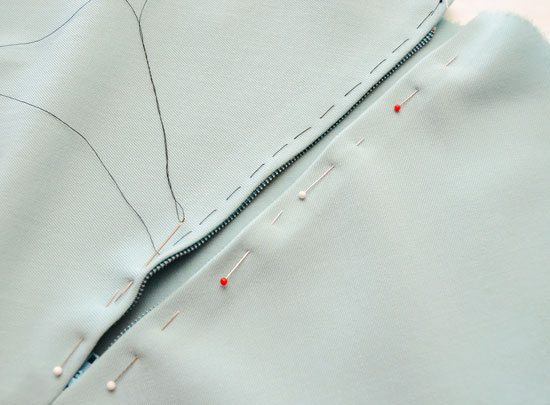 Техники шитья: обработка шва со стороны молнии