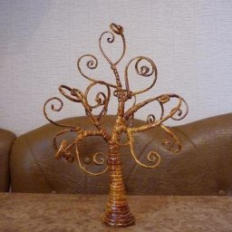 Утонченное деревце из газетных трубочек