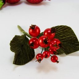 Ягоды из бусин